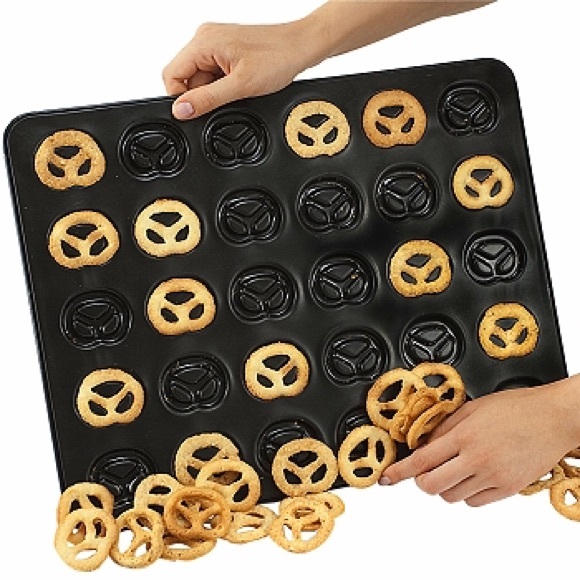 Black Pretzel Baking Tray - Picture 1 of 1